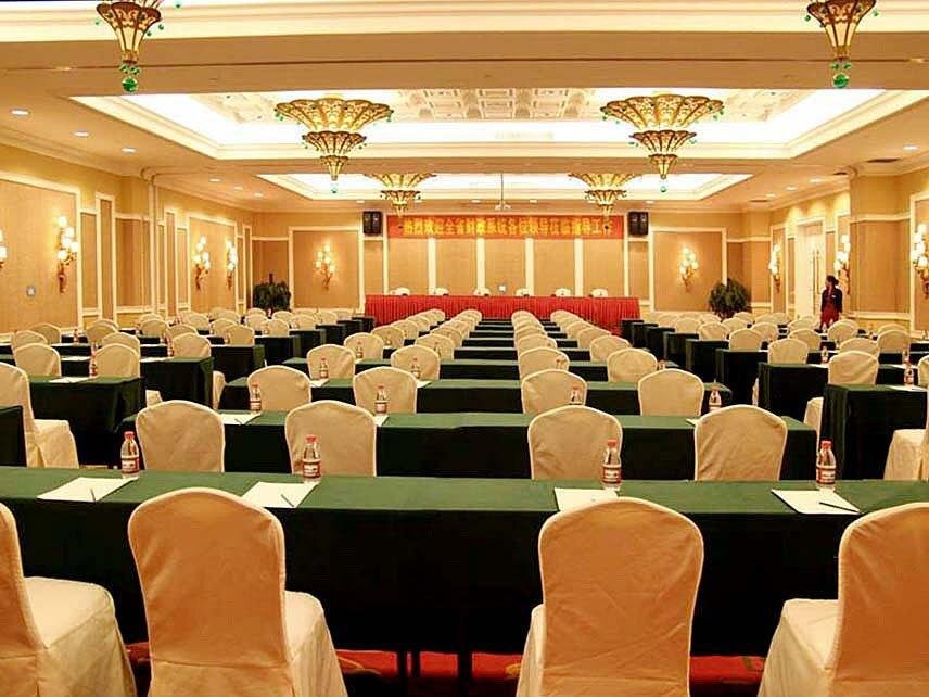 Линьи: Huasheng Jiangquan Hotel & Town