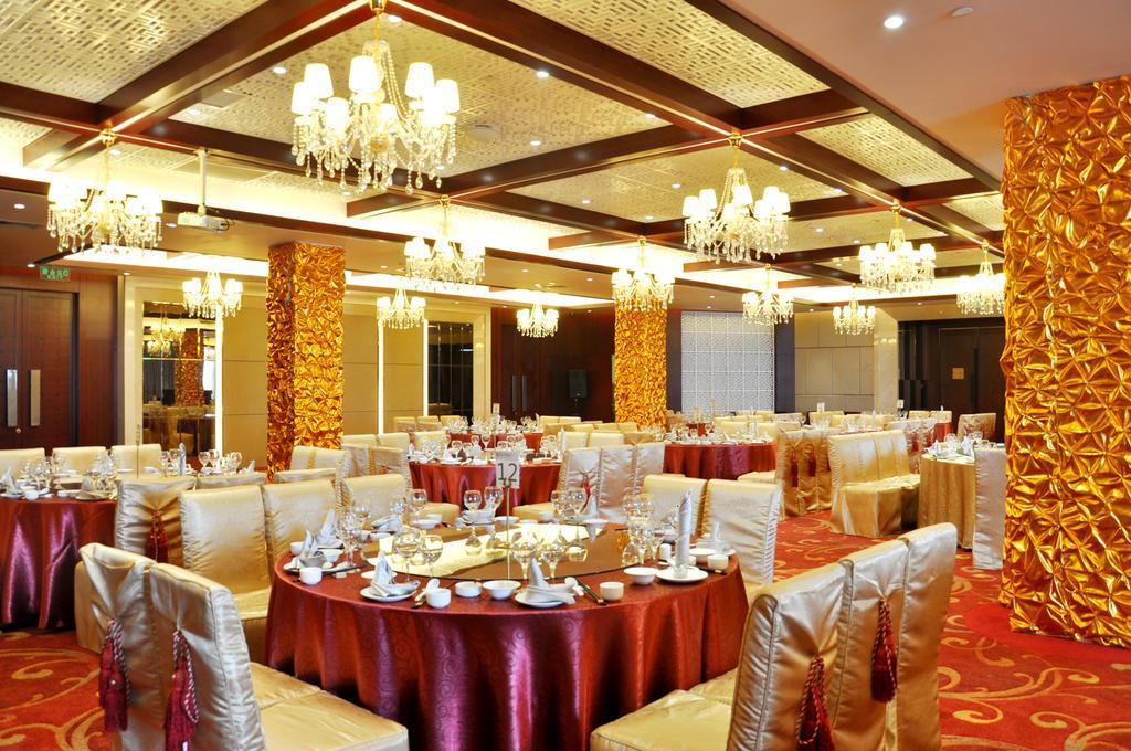 Цзинин: JingHang Holiday Hotel