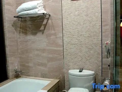 Уху: Garden Lakefront Sego International Hotel