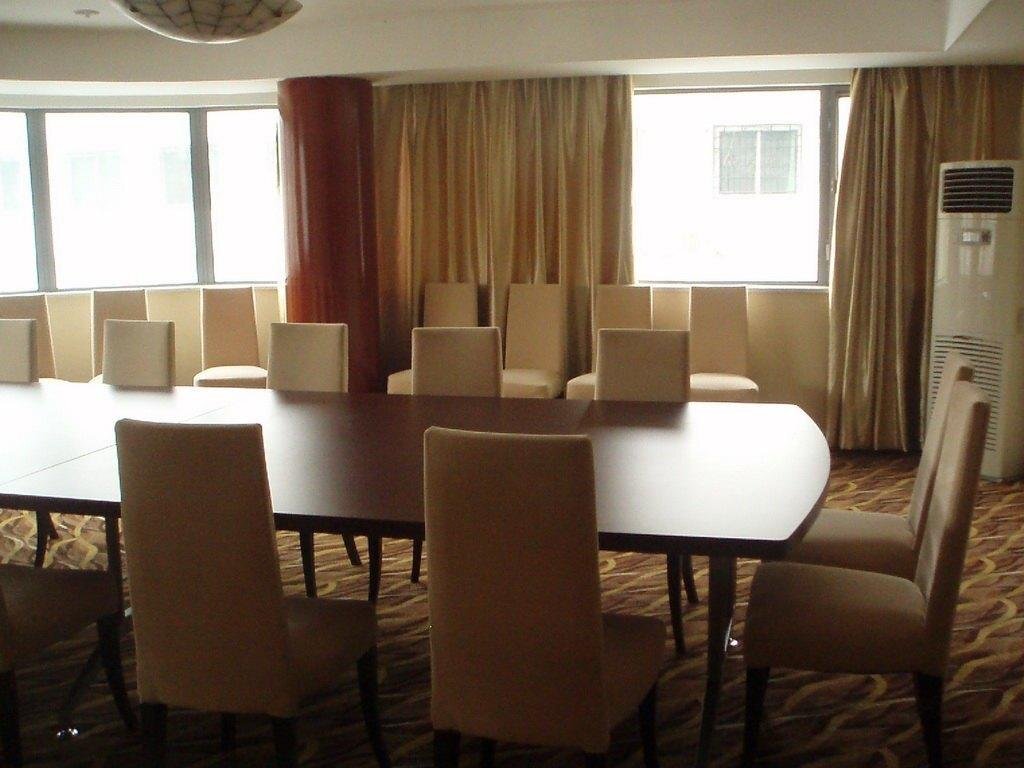Ухань: Jiuzhou Hotel