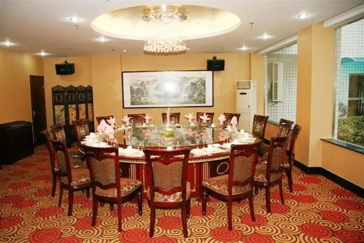 Ухань: Jiuzhou Hotel