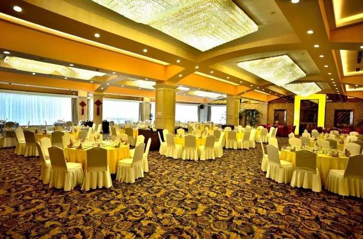 Уси: Picturesque Hotel