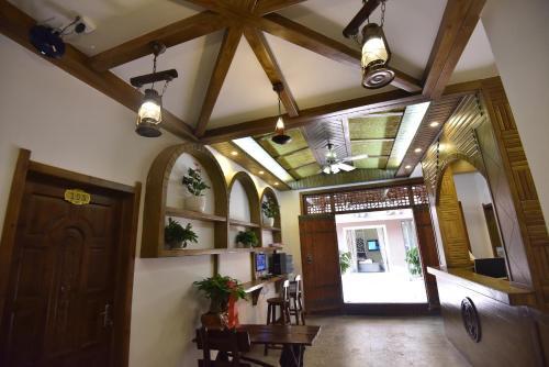 Чжанцзяцзе: Zhangjiajie Woniuyizhan Shiqu Store