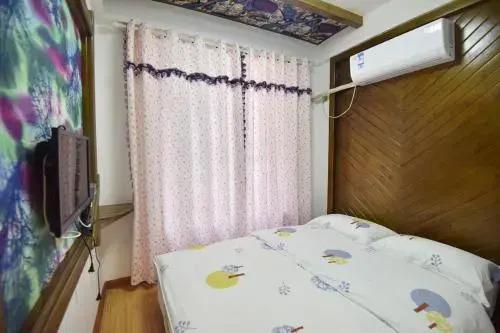 Чжанцзяцзе: Zhangjiajie Woniuyizhan Shiqu Store
