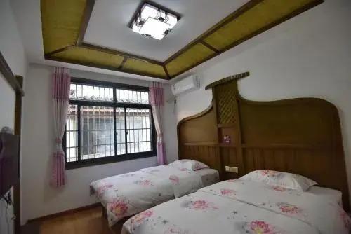Чжанцзяцзе: Zhangjiajie Woniuyizhan Shiqu Store