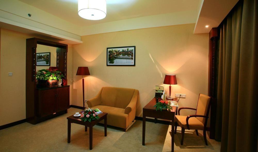 Цзясинь: Gold Riverside Hotel
