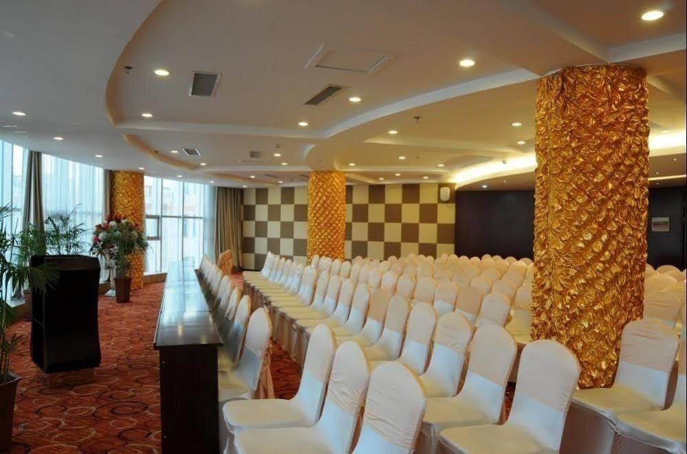 Люян: Lvliang Oriental Lily Hotel