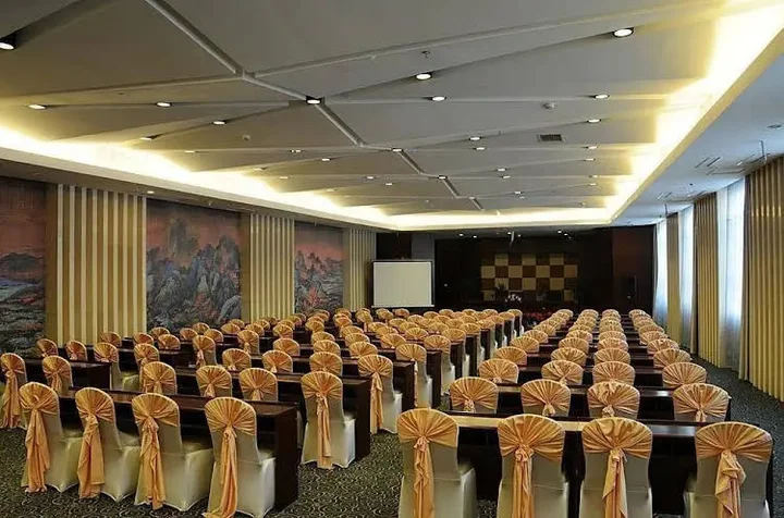 Люян: Lvliang Oriental Lily Hotel