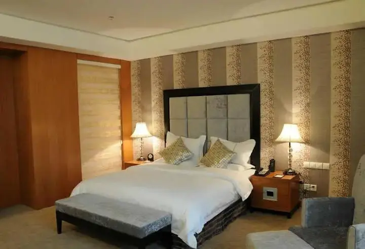 Люян: Lvliang Oriental Lily Hotel