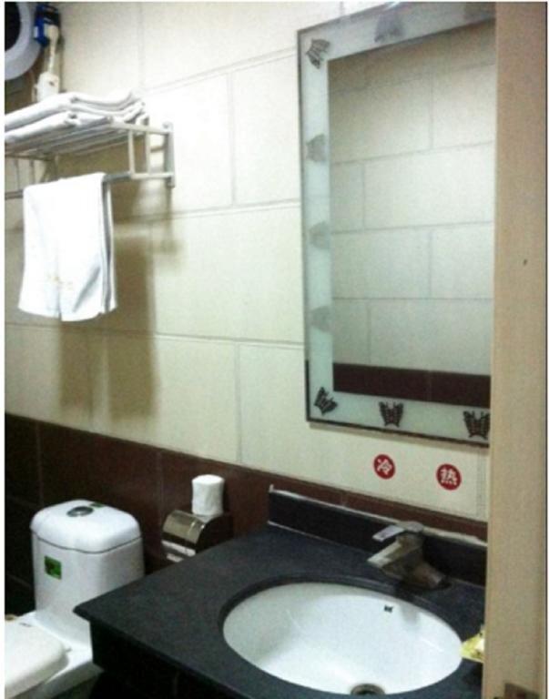 Цзинин: Jining Shengdi Business Inn