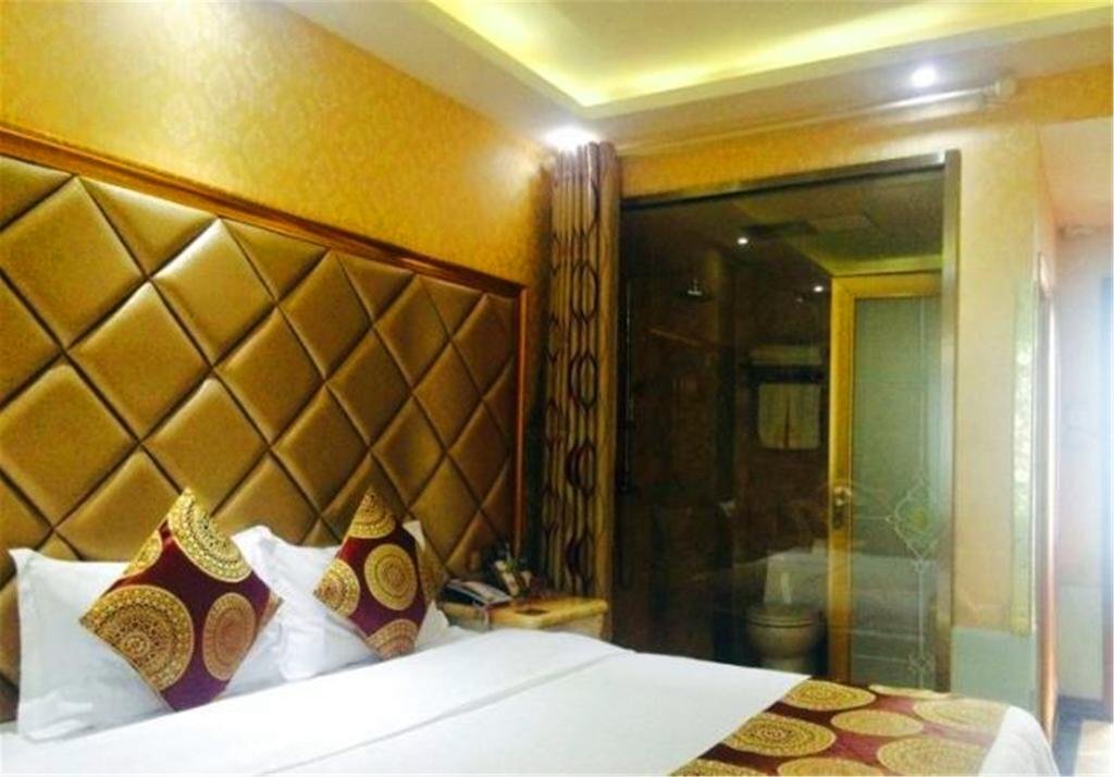 Цзинин: Jining Yanzhou Huangting Business Hotel
