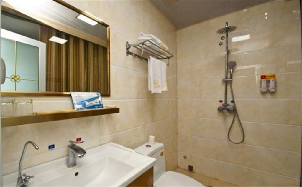 Цзинин: Jining Yanzhou Huangting Business Hotel