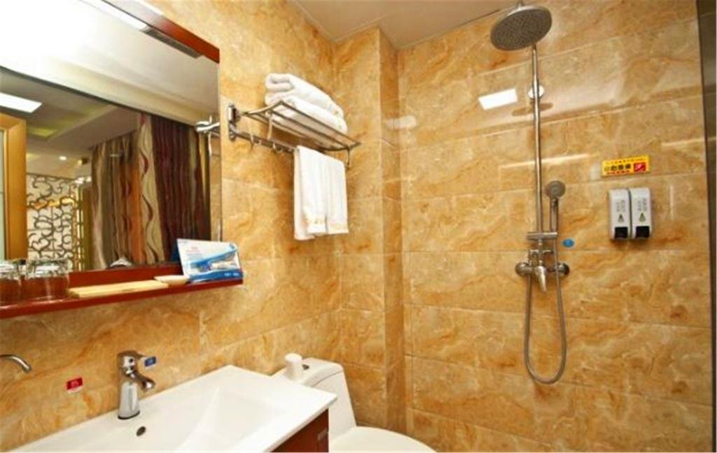 Цзинин: Jining Yanzhou Huangting Business Hotel