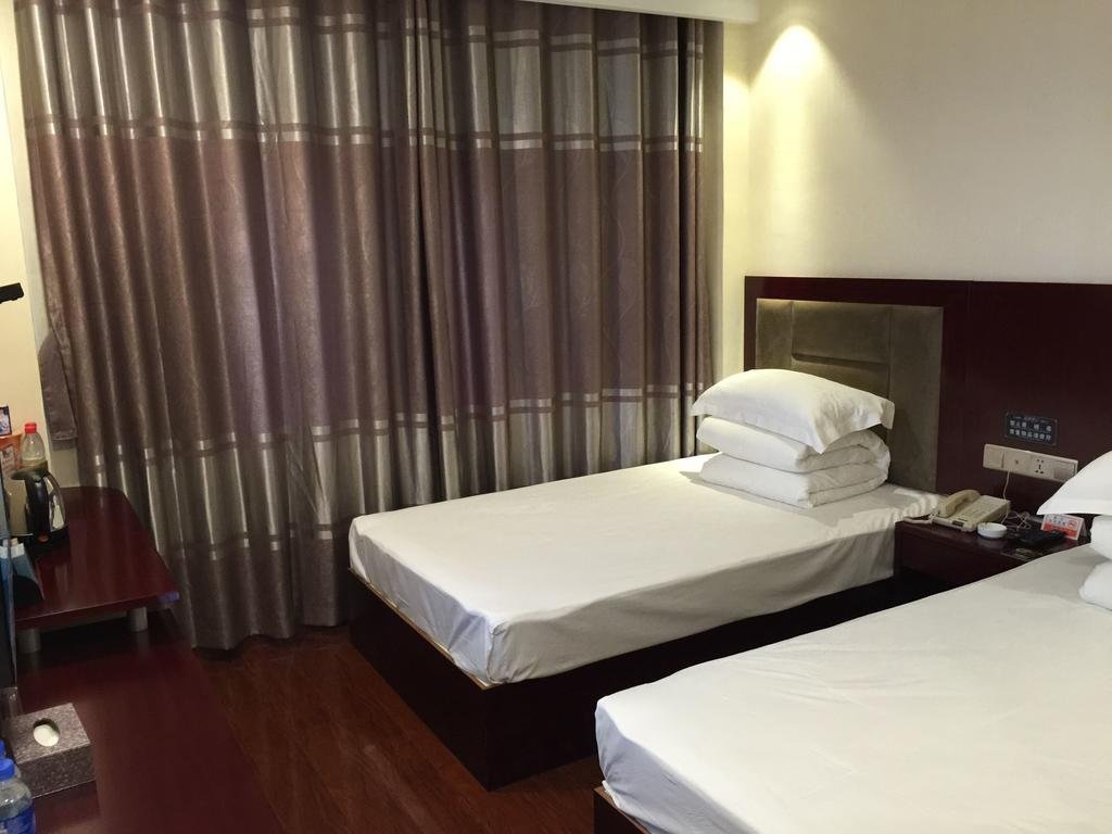 Луань: Huoshan Century Inn