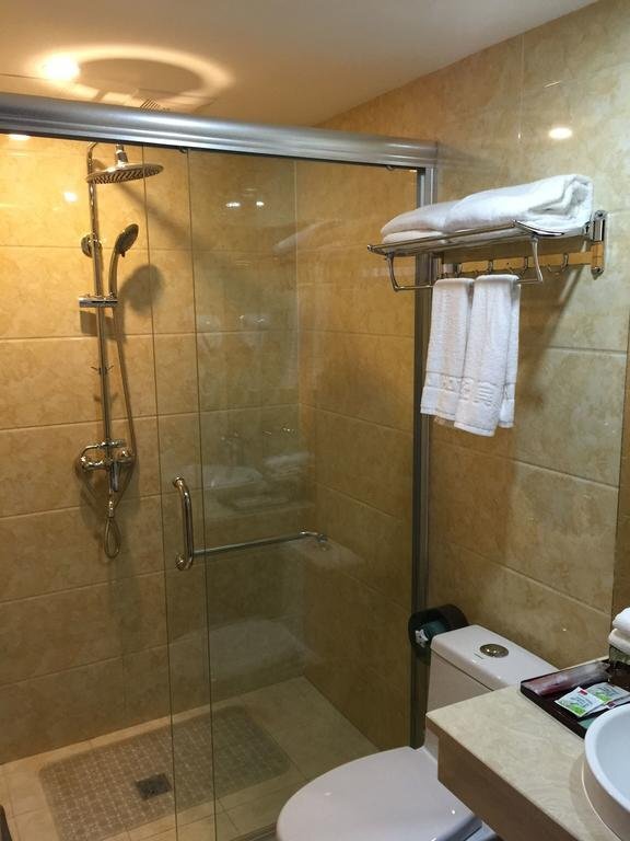 Луань: Huoshan Century Inn