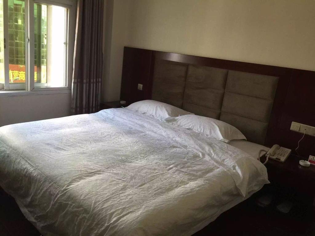 Луань: Huoshan Century Inn