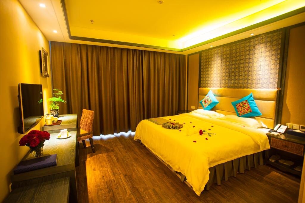 Цюйцзин: Luoping Rongting Holiday Hotel