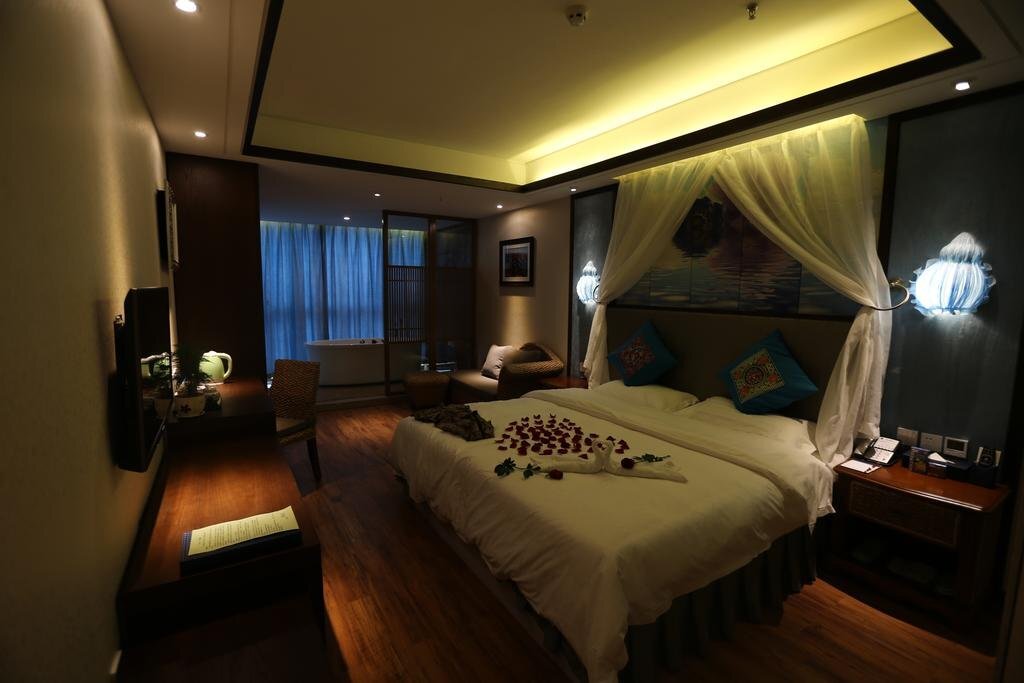 Цюйцзин: Luoping Rongting Holiday Hotel