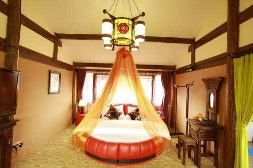 Лицзян: Lijiang Yunjin Yaju Courtyard Hotel