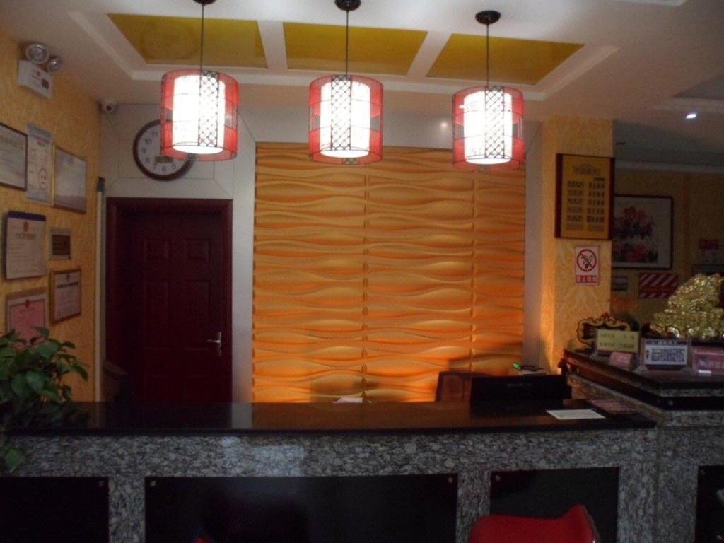 Луань: Shuntai Business Inn