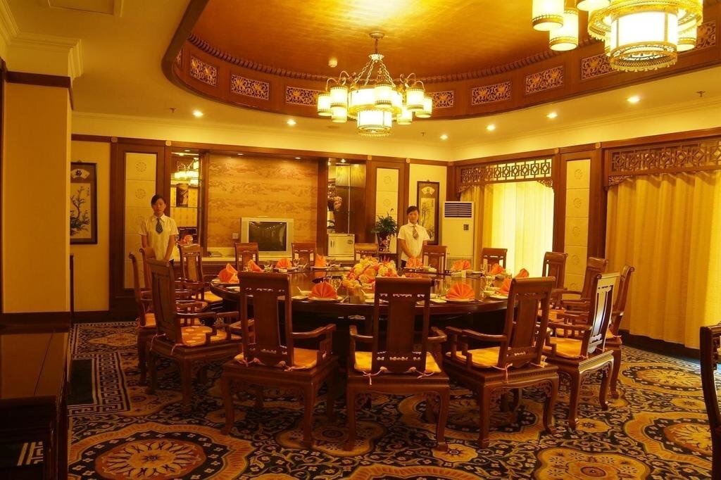 Циньхуандао: 悦华宾馆(北戴河石塘路步行街老虎石店)