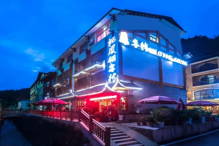 Чжанцзяцзе: Qifengling Inn