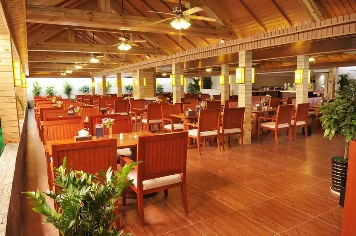 Цзинхун: Xishuangbanna Harbour Side International Hotel