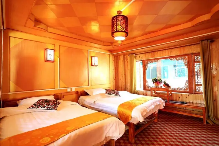 Лицзян: Lijiang Shiwai Taoyuan Inn