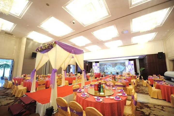 Уси: Noble Crown Hotel