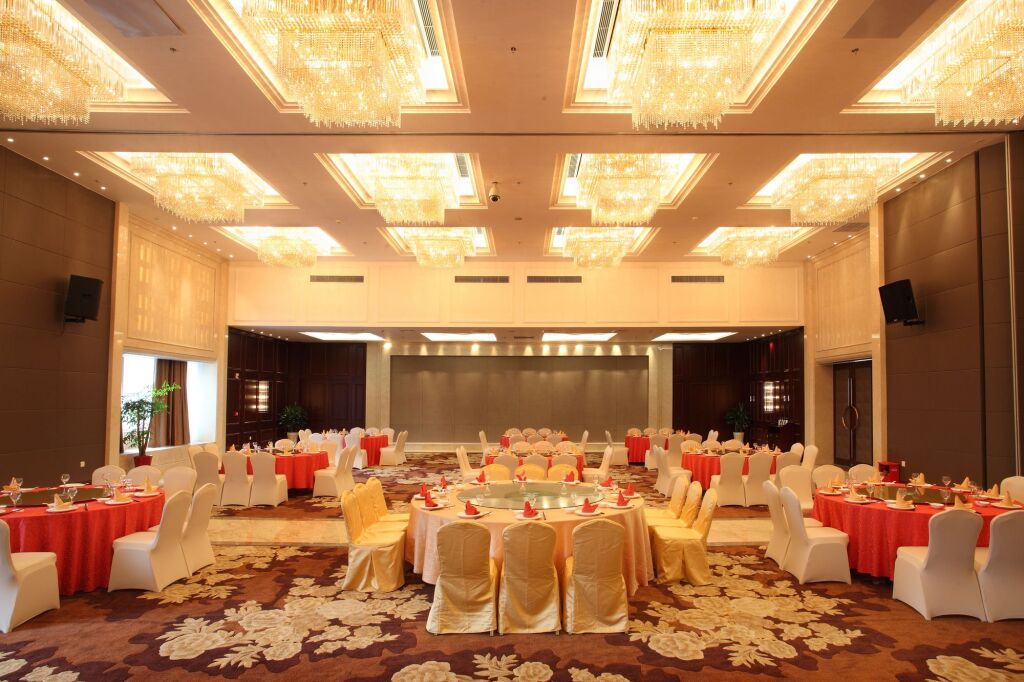 Уси: Noble Crown Hotel