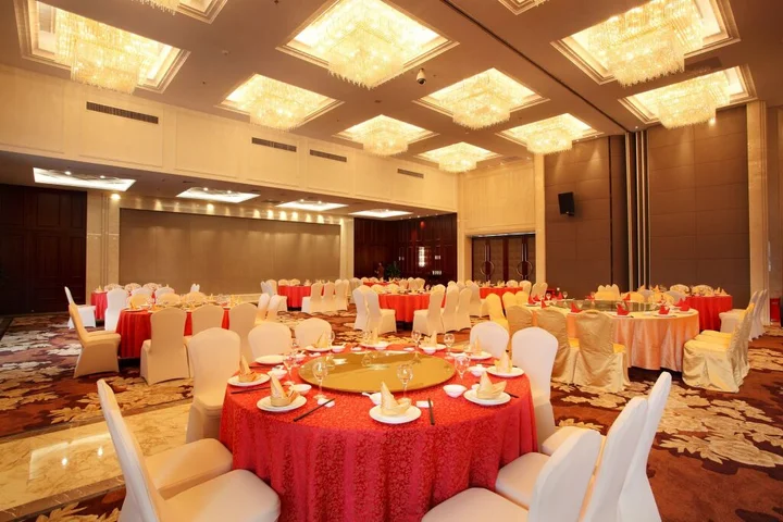 Уси: Noble Crown Hotel