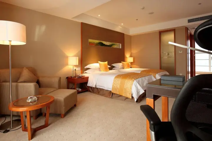 Уси: Noble Crown Hotel