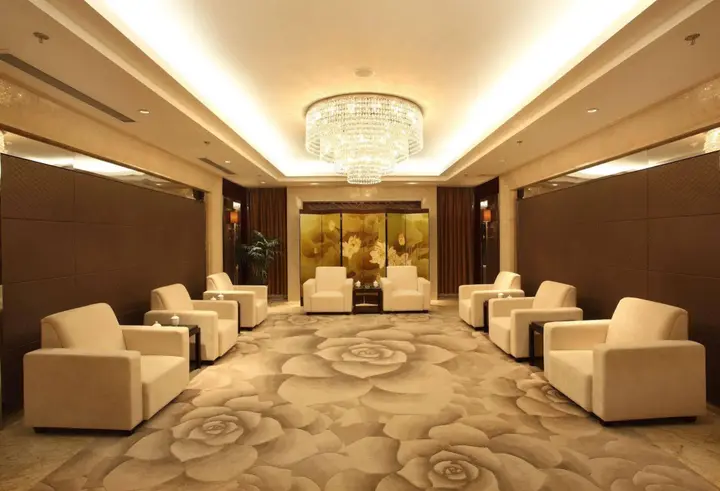 Уси: Noble Crown Hotel