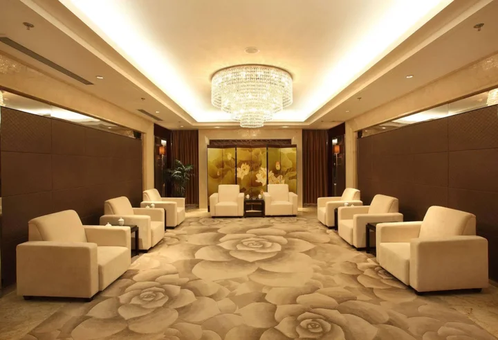 Уси: Noble Crown Hotel