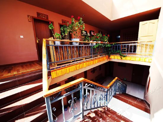 Шангри-Ла: Shangri-La Cedar Inn