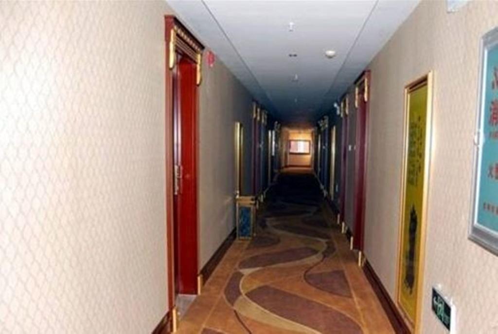 Цзинхун: Golden Harbour Hotel