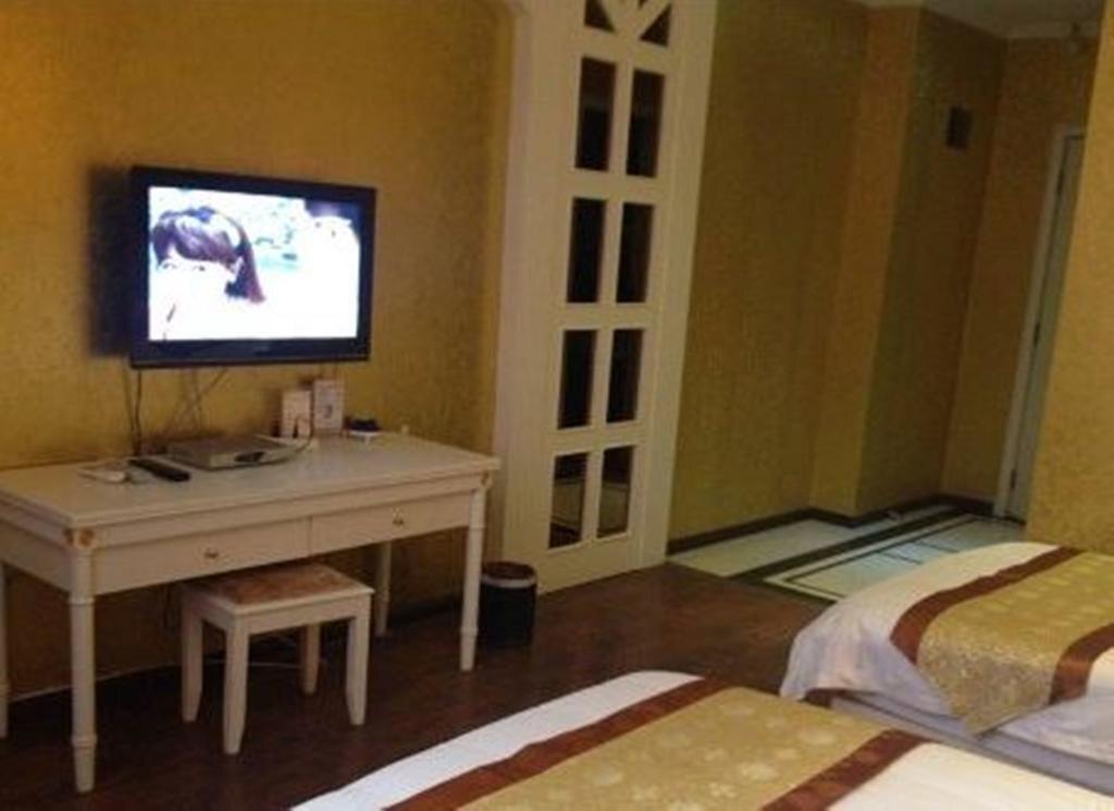 Цзинхун: Golden Harbour Hotel