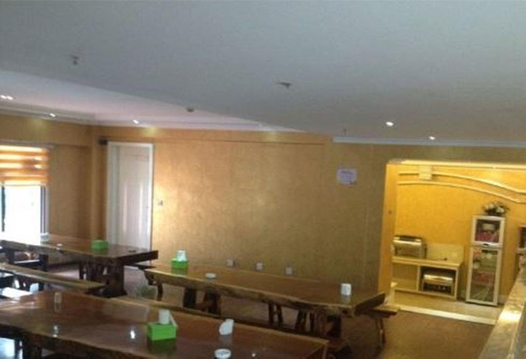 Цзинхун: Golden Harbour Hotel
