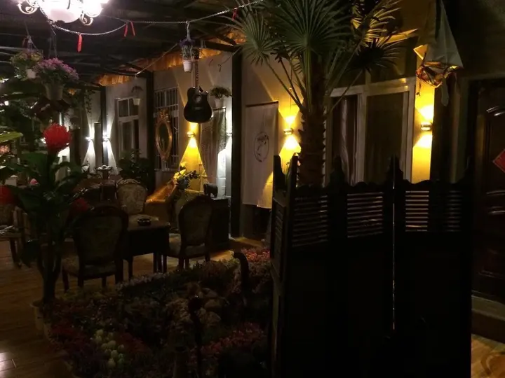 Линжи: 2+2 Garden Theme Hotel