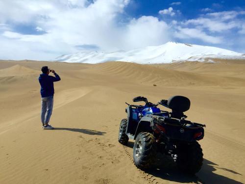 Цзюцюань: Dunhuang MoGuest Desert Camping Site