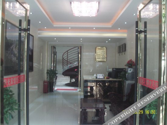 Уян: Zhenyuan Sunny Hotel