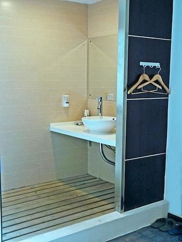 Уси: Ejea Hotel