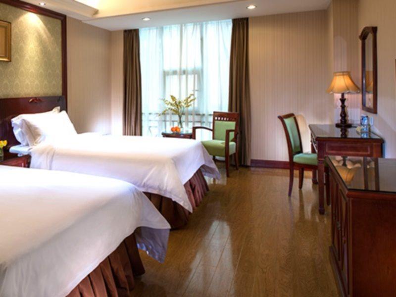 Шэньчжэнь: Vienna International Hotel (Shenzhen Shuanglong Subway Station)