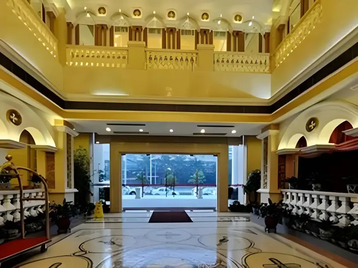 Шэньчжэнь: Vienna Hotel Shenzhen Pinghu Center Metro Station