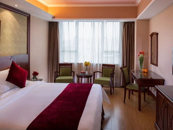 Шэньчжэнь: Vienna Hotel Shenzhen Pinghu Center Metro Station
