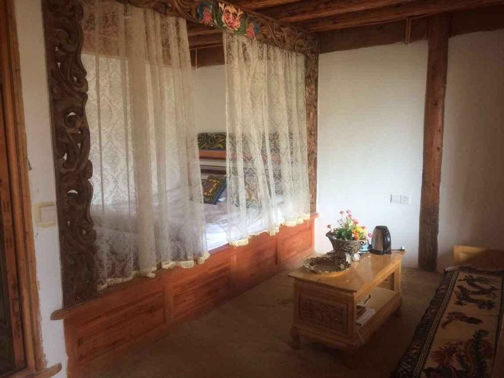 Шангри-Ла: Yueliang Zhishang Hostel