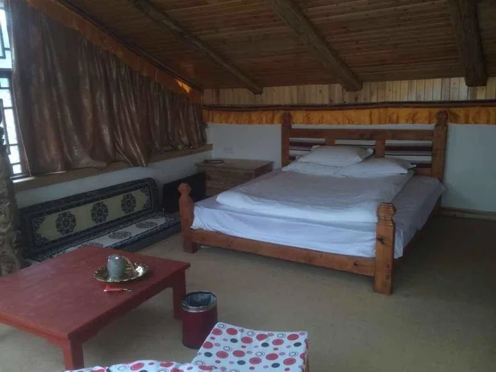 Шангри-Ла: Yueliang Zhishang Hostel