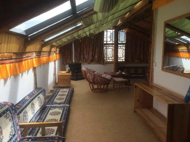 Шангри-Ла: Yueliang Zhishang Hostel