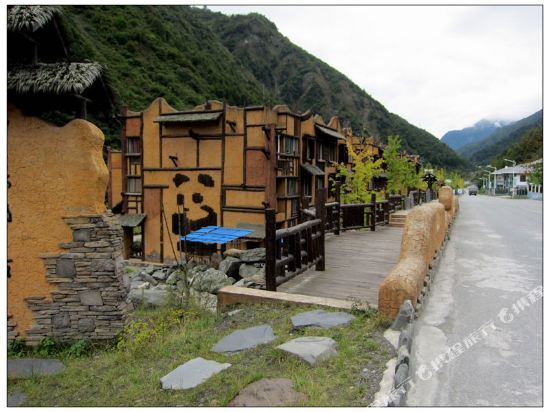 Вэньчуань: Wolong Shoumo Farmhouse