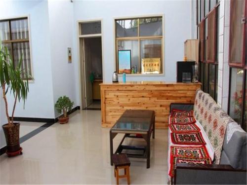 Цзюцюань: Dunhuang Shazhongyue Inn